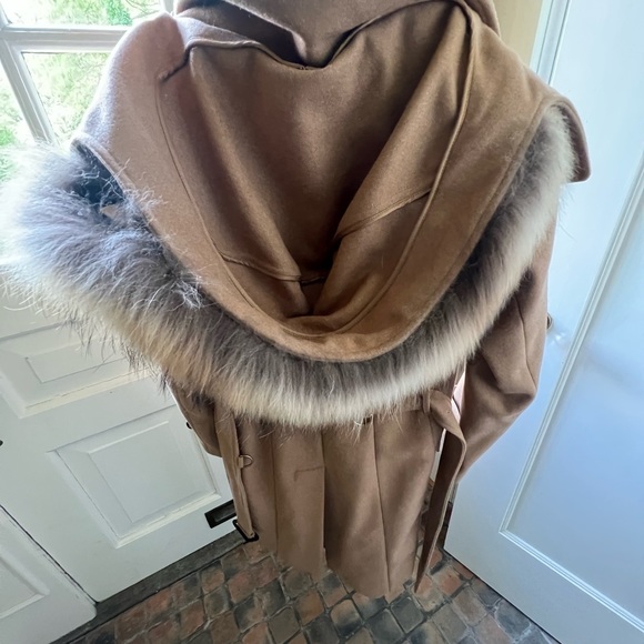 Burberry women’s coat with fur size 38 - Picture 2 of 7